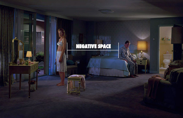 Fotografia di Gregory Crewdson che utilizza lo spazio negativo per creare tensione.